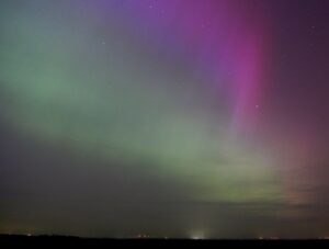 Polarlicht über Uelsen am 11.05.2024, grüne und violette Strukturen am Nordhimmel.