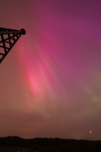 Polarlicht über Uelsen am 11.05.2024, mit der Turmspitze des Aussichtsturmes