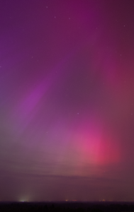 Polarlicht über Uelsen am 11.05.2024, roten und violette Strukturen am Nordhimmel.